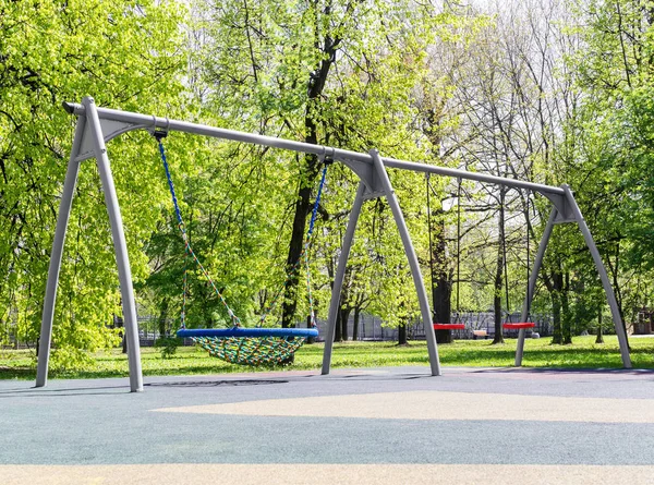 Swing en el parque —  Fotos de Stock