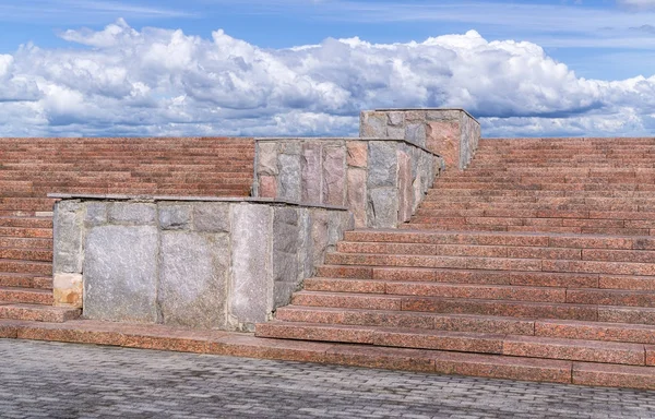 Treppe gegen den Himmel — Stockfoto