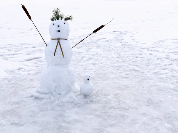 Familie Schneemänner aus zwei Figuren — Stockfoto