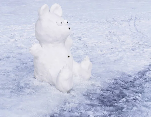Śniegu rzeźba niedźwiedzia — Zdjęcie stockowe