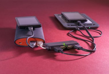 Powerbank kırmızı zemin üzerine