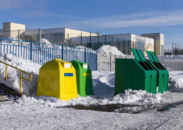 Recipientes de basura en nieve — Foto de Stock
