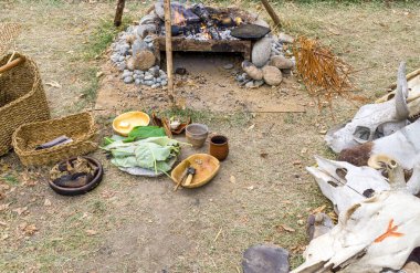 Eskilerin alanının yeniden inşası. Taş ocağı ve ev aletleri ilkel konutun yakınında.