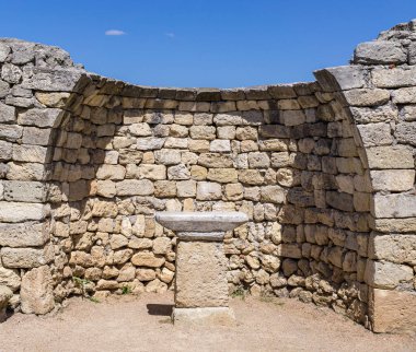 Kilisedeki sunak ve taş duvarlar antik şehrin kalıntıları üzerindedir. Arkeolojik kazılar. Güneşli bir gün