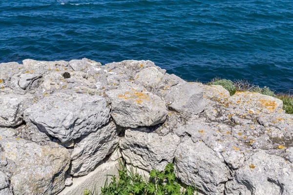 Eski Şehrin Kalıntıları Üzerindeki Taş Duvar Parçası Deniz Kıyısında Arkeolojik — Stok fotoğraf