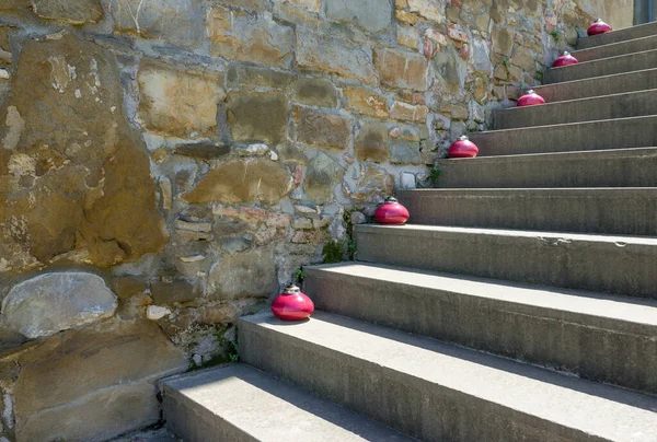 Rote Petroleumlampen Stehen Auf Treppenstufen Der Nähe Der Alten Steinmauer — Stockfoto