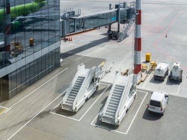 SIMFEROPOL - 02 Mayıs 2019 Uluslararası Yolcu Havaalanı. Uçak rampaları ve özel arabalar otoparkta. Güneşli bir gün