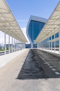 SIMFEROPOL - 02 Mayıs 2019: uluslararası yolcu havaalanının yanındaki otobüs durağı. Cam duvarlı modern terminal binasının bir parçası. Bahar güneşli gün