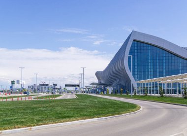 SIMFEROPOL - 02 Mayıs 2019 Uluslararası Yolcu Havaalanı 'nın önündeki bölge. Cam duvarlı modern terminal binasının bir parçası. Bahar güneşli gün