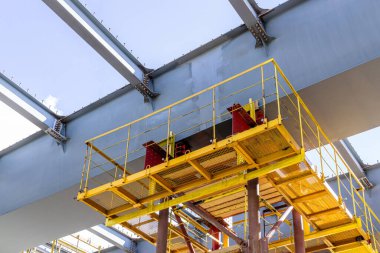 Sarı metalden yapı iskelesi gelecekteki otoyolun altında. Yol yapımı