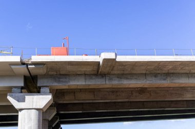 Mavi gökyüzüne karşı yeni otobanın bir üst geçidi. Yol yapımı