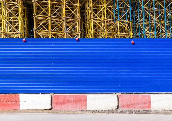 Nşaat Alanının Etrafındaki Mavi Kıvrımlı Metalden Yol Yapımı — Stok fotoğraf