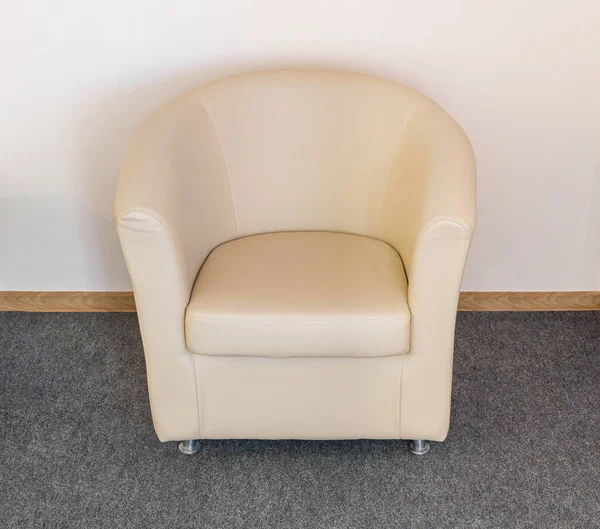 Lege Fauteuil Stijl Minimalisme Gestoffeerd Beige Kunstleren Standaard Gemonteerd Tapijt — Stockfoto