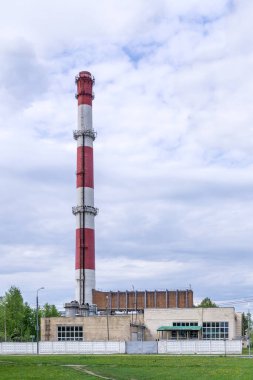 Termik santral inşaatı ve bacası. Şehrin ısıtması ve sıcak su kaynağı