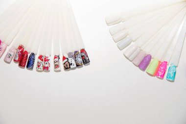 Çivi ve tırnak uçlarının manikür ustası için çok renkli cila ve çivi üzerine yeni yıl çizimleri için hazır.