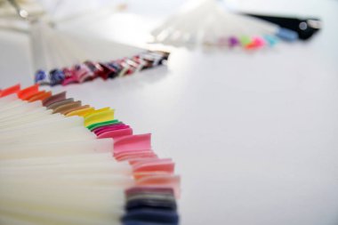 Çok renkli ojeli Tipsa manikür seti.