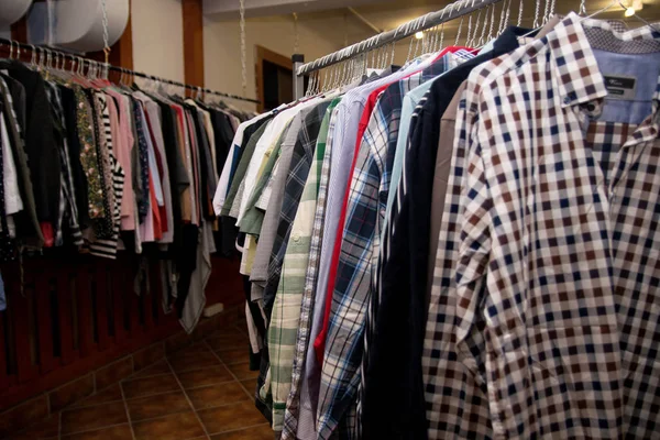 Ropa diferente: faldas, suéteres y camisas a cuadros cuelgan —  Fotos de Stock