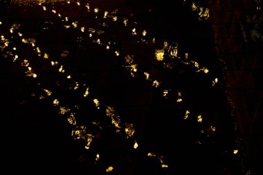 Su birikintisindeki sarı ışıklardan boşanmalar