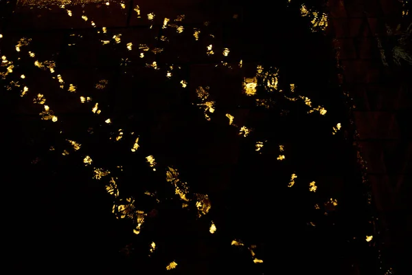 Відриви від жовтого світла в калюжі — стокове фото