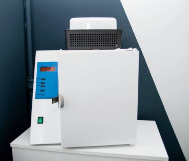 Manikür araçlarının sterilize edilmesi için profesyonel ekipman