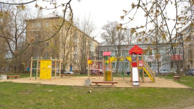 Tula, Rusya, 21 Nisan 2020. Oyun alanı sinyal bantlarıyla çevrili.