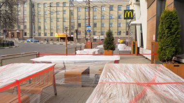Tula, Rusya, 21 Nisan 2020. Kapalı karantina McDonald 's restoranı.
