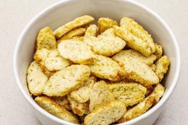 Sıcak sonbahar kremalı çorbalar için taze kızarmış ekmek.