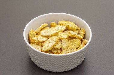 Sıcak sonbahar kremalı çorbalar için taze kızarmış ekmek.