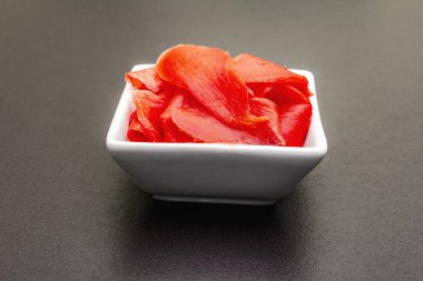 Turşulu suşi zencefil dilimleri beyaz kasede taş zeminde