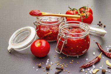 Domates şenliği, reçel, turşu, sos. Ev yapımı koruma kavramı