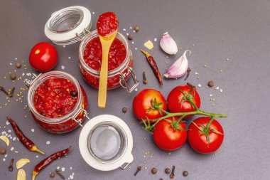 Domates şenliği, reçel, turşu, sos. Ev yapımı koruma kavramı