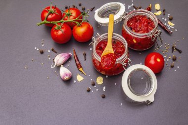 Domates şenliği, reçel, turşu, sos. Ev yapımı koruma kavramı