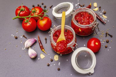 Domates şenliği, reçel, turşu, sos. Ev yapımı koruma kavramı
