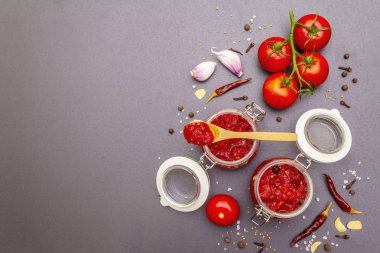 Domates şenliği, reçel, turşu, sos. Ev yapımı koruma kavramı