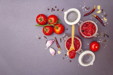 Domates şenliği, reçel, turşu, sos. Ev yapımı koruma kavramı