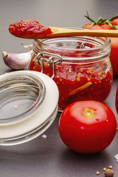 Confiture de tomates, confiture, chutney, sauce. Concept de préservation fait maison — Photo