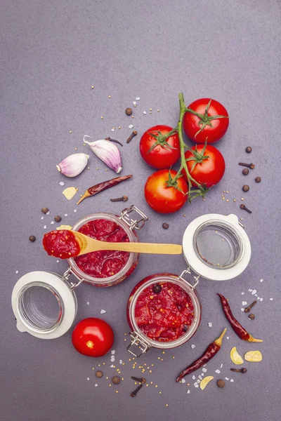 Ντομάτα κονφί, μαρμελάδα, τσάτνι, σάλτσα. Σπιτική έννοια συντήρησης — Φωτογραφία Αρχείου