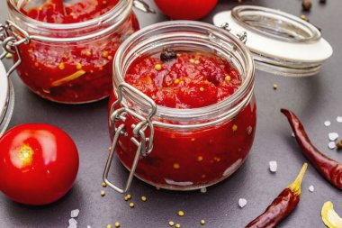Domates şenliği, reçel, turşu, sos. Ev yapımı koruma kavramı