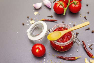 Domates şenliği, reçel, turşu, sos. Ev yapımı koruma kavramı
