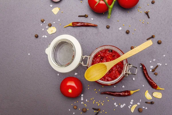 Domates şenliği, reçel, turşu, sos. Ev yapımı koruma kavramı