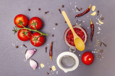 Domates şenliği, reçel, turşu, sos. Ev yapımı koruma kavramı