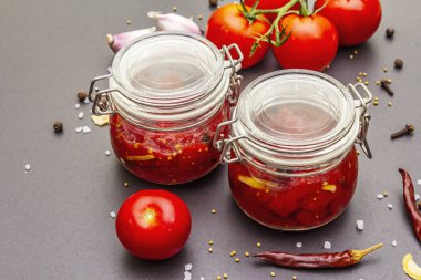 Domates şenliği, reçel, turşu, sos. Ev yapımı koruma kavramı