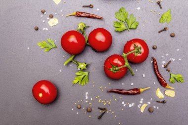 Baharatlar, otlar, domateslerle pişirilmiş beton arkaplan