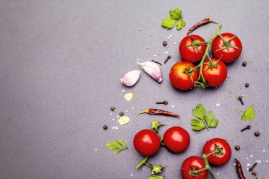 Baharatlar, otlar, domateslerle pişirilmiş beton arkaplan