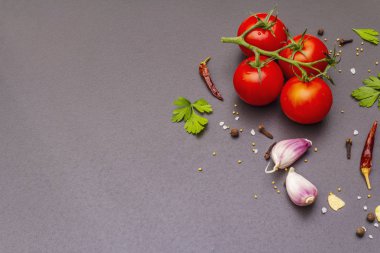 Baharatlar, otlar, domateslerle pişirilmiş beton arkaplan