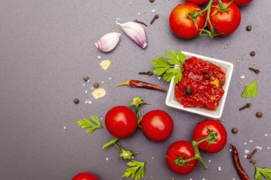 Domates şenliği, reçel, turşu, sos. Ev yapımı koruma kavramı