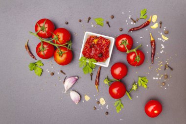 Domates şenliği, reçel, turşu, sos. Ev yapımı koruma kavramı