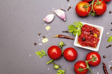 Domates şenliği, reçel, turşu, sos. Ev yapımı koruma kavramı