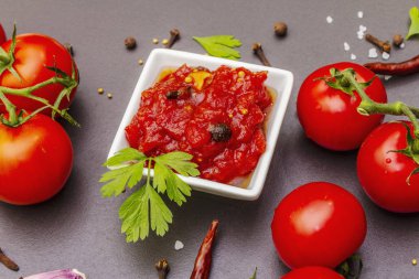 Domates şenliği, reçel, turşu, sos. Ev yapımı koruma kavramı