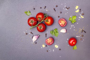 Baharatlar, otlar, domateslerle pişirilmiş beton arkaplan